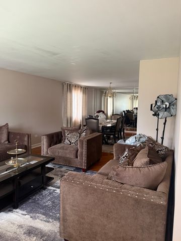 6716 W 89th Place, Oak Lawn, IL 60453