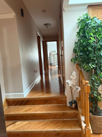 6716 W 89th Place, Oak Lawn, IL 60453