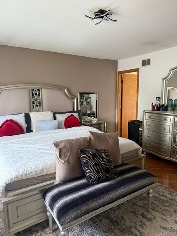 6716 W 89th Place, Oak Lawn, IL 60453