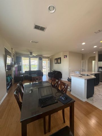 7950 Roseview Way, Sacramento, CA 95828