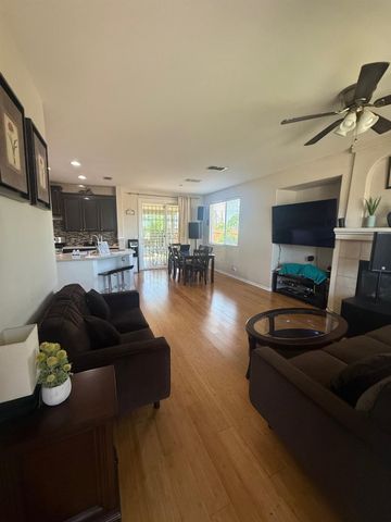 7950 Roseview Way, Sacramento, CA 95828