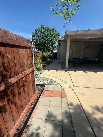 7950 Roseview Way, Sacramento, CA 95828