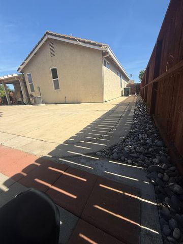 7950 Roseview Way, Sacramento, CA 95828