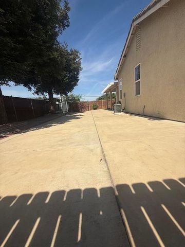 7950 Roseview Way, Sacramento, CA 95828