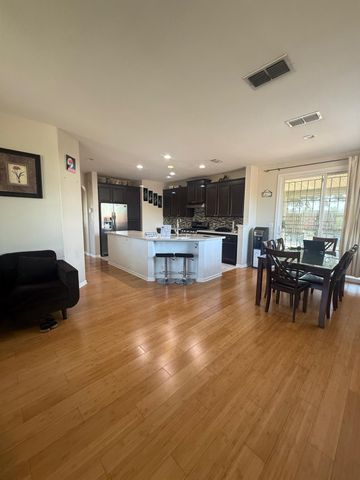 7950 Roseview Way, Sacramento, CA 95828