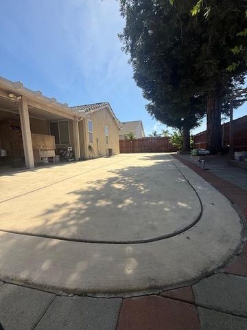 7950 Roseview Way, Sacramento, CA 95828