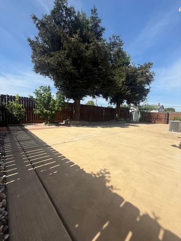 7950 Roseview Way, Sacramento, CA 95828