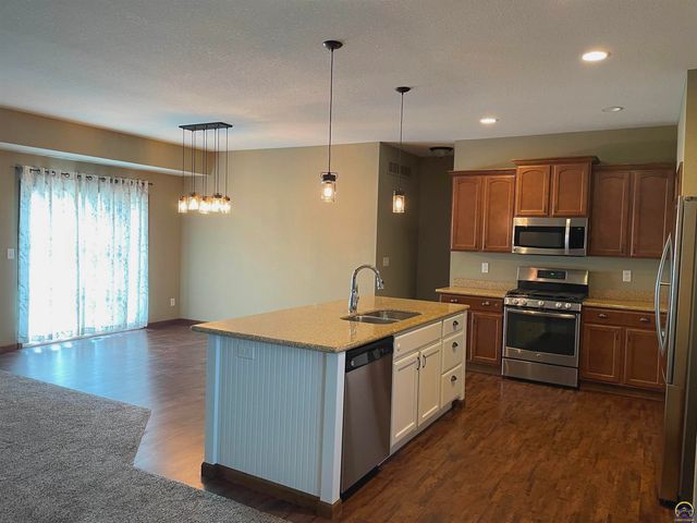 4304 SE Whiteoak LN, Topeka, KS 66609