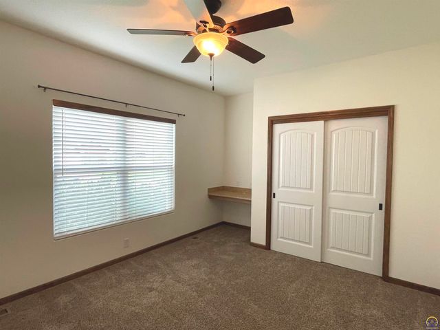 4304 SE Whiteoak LN, Topeka, KS 66609