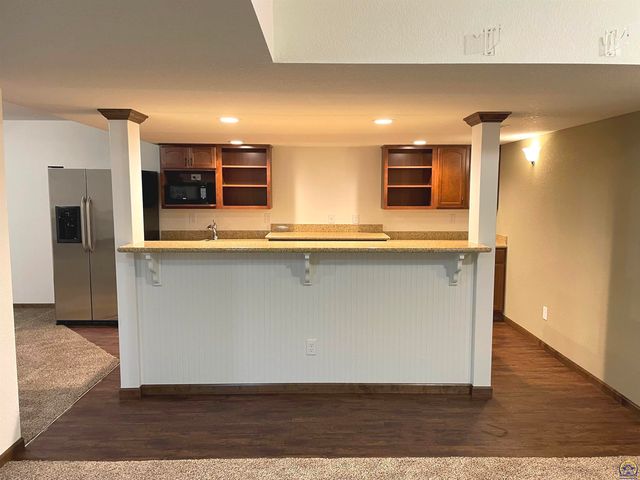 4304 SE Whiteoak LN, Topeka, KS 66609