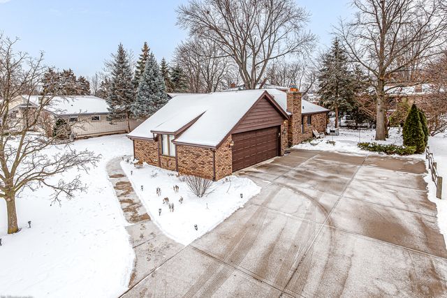 6729 W Menominee Parkway, Palos Heights, IL 60463