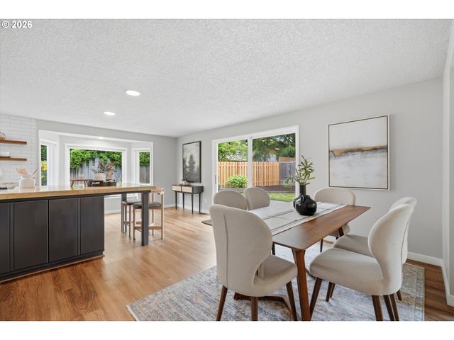 11765 Sw SPRINGWOOD Dr, Portland, OR 97223