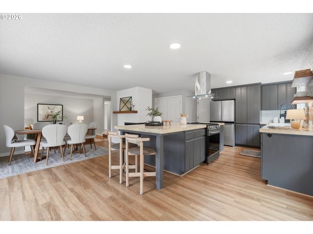 11765 Sw SPRINGWOOD Dr, Portland, OR 97223