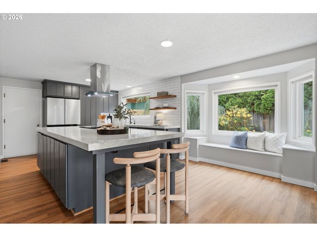 11765 Sw SPRINGWOOD Dr, Portland, OR 97223