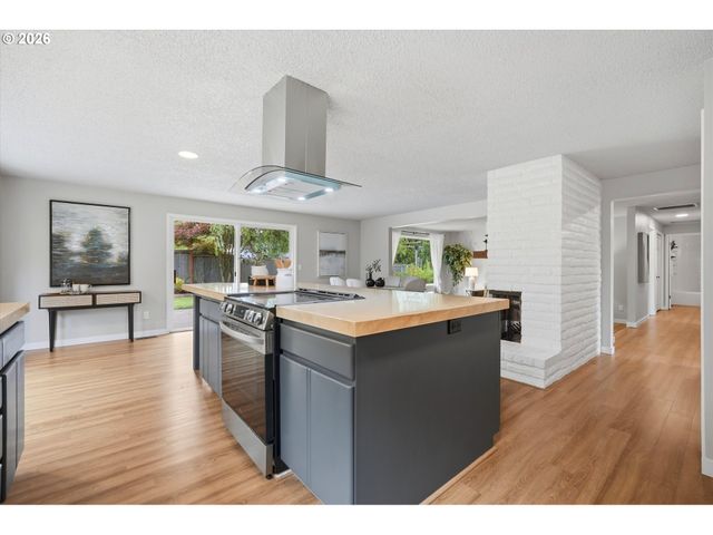 11765 Sw SPRINGWOOD Dr, Portland, OR 97223