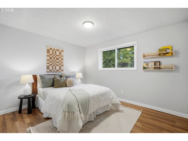 11765 Sw SPRINGWOOD Dr, Portland, OR 97223