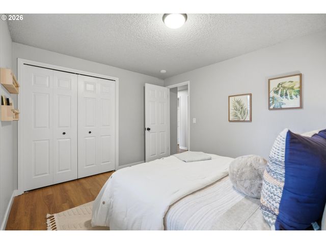 11765 Sw SPRINGWOOD Dr, Portland, OR 97223