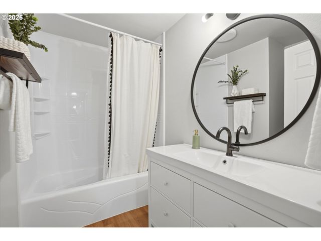 11765 Sw SPRINGWOOD Dr, Portland, OR 97223