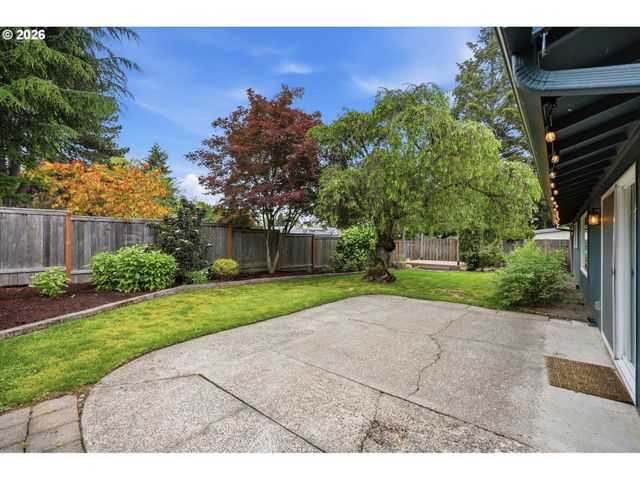 11765 Sw SPRINGWOOD Dr, Portland, OR 97223