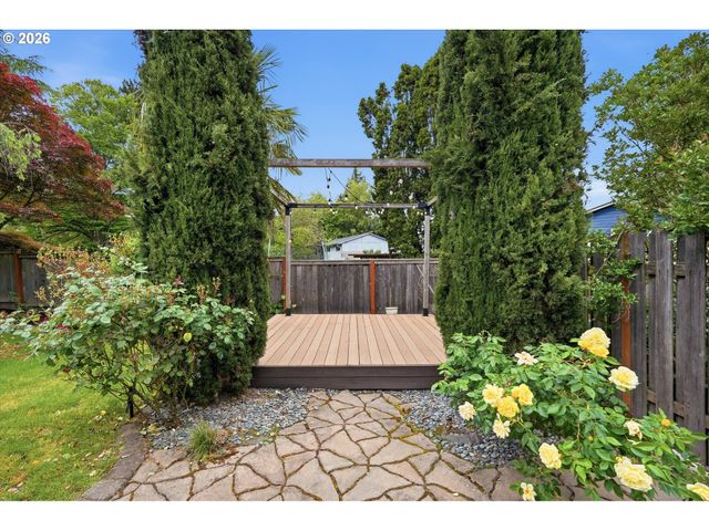 11765 Sw SPRINGWOOD Dr, Portland, OR 97223