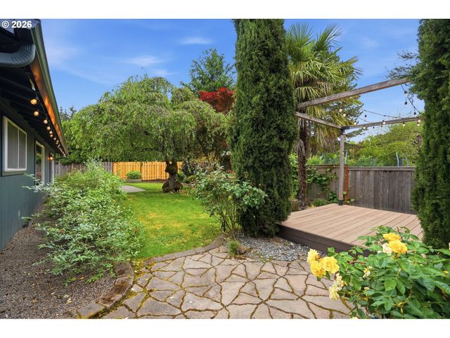 11765 Sw SPRINGWOOD Dr, Portland, OR 97223