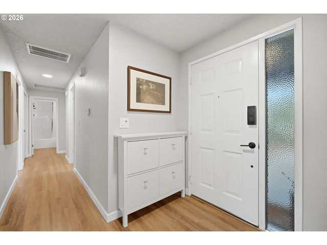 11765 Sw SPRINGWOOD Dr, Portland, OR 97223