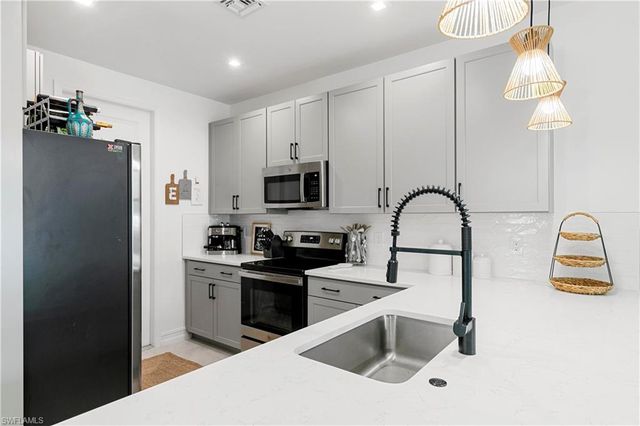 7578 Rockefeller DR, Naples, FL 34119