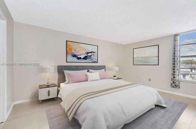 9678 Fontainebleau Blvd 308, Miami, FL 33172