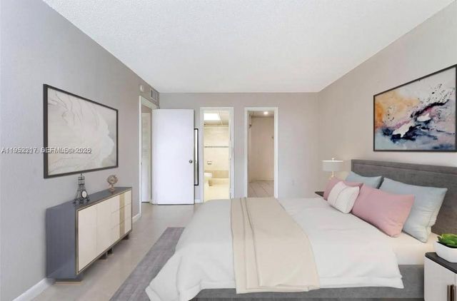 9678 Fontainebleau Blvd 308, Miami, FL 33172