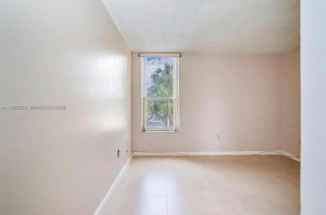 9678 Fontainebleau Blvd 308, Miami, FL 33172