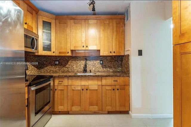 9678 Fontainebleau Blvd 308, Miami, FL 33172