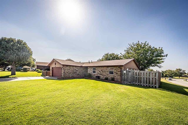 7801 NW Morrocco Dr, Lawton, OK 73505