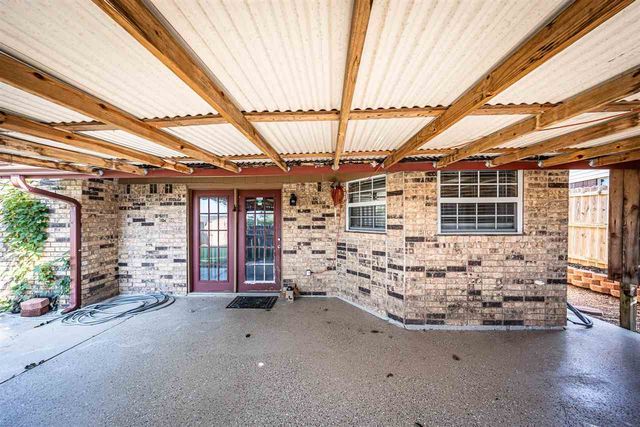 7801 NW Morrocco Dr, Lawton, OK 73505
