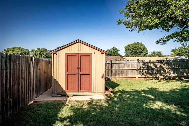 7801 NW Morrocco Dr, Lawton, OK 73505