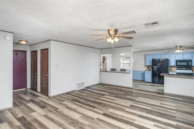 7801 NW Morrocco Dr, Lawton, OK 73505