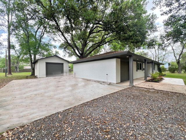 701 Cannan Drive, Angleton, TX 77515