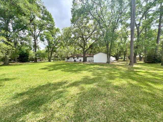 701 Cannan Drive, Angleton, TX 77515