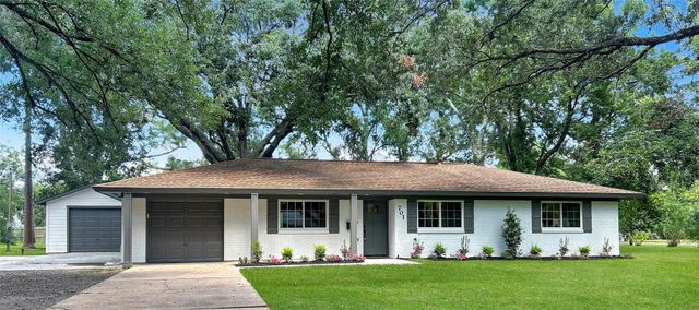 701 Cannan Drive, Angleton, TX 77515