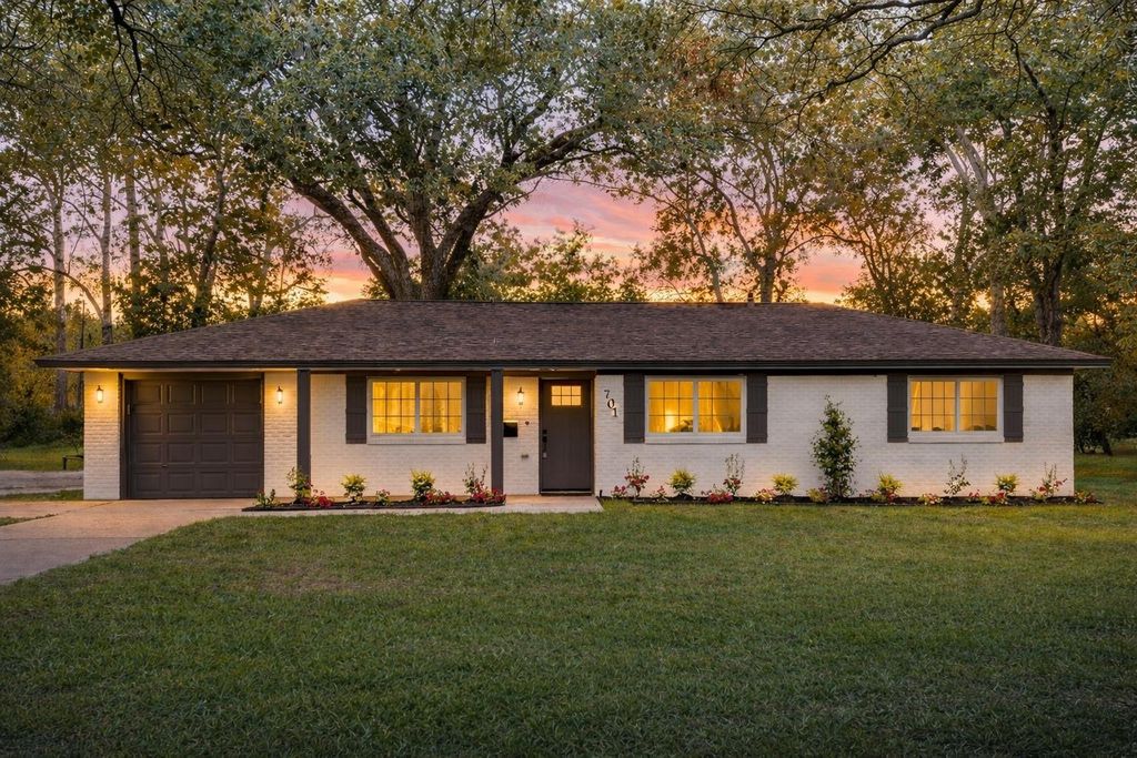 701 Cannan Drive, Angleton, TX 77515