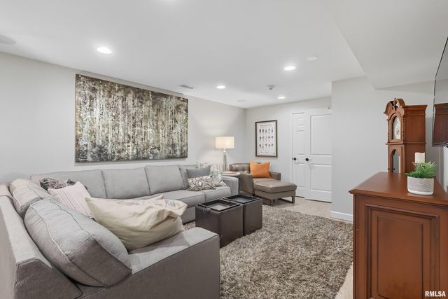 5767 EVERGREEN Place, Bettendorf, IA 52722