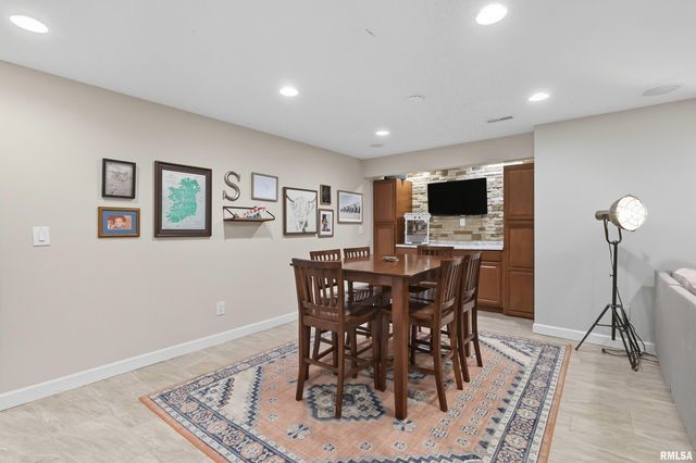 5767 EVERGREEN Place, Bettendorf, IA 52722