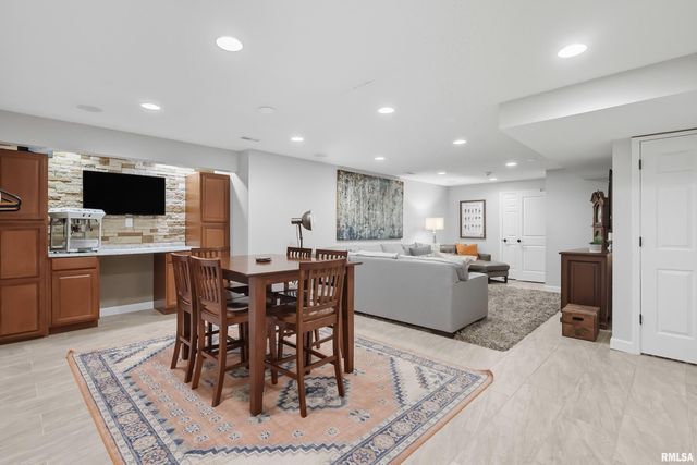 5767 EVERGREEN Place, Bettendorf, IA 52722