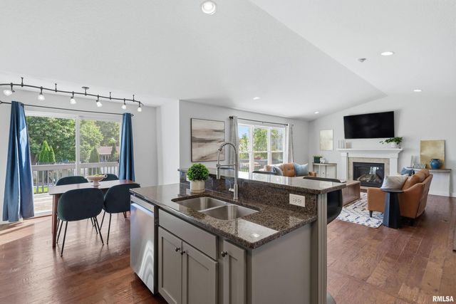 5767 EVERGREEN Place, Bettendorf, IA 52722