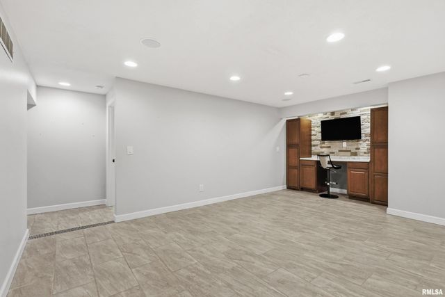 5767 EVERGREEN Place, Bettendorf, IA 52722