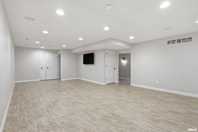 5767 EVERGREEN Place, Bettendorf, IA 52722