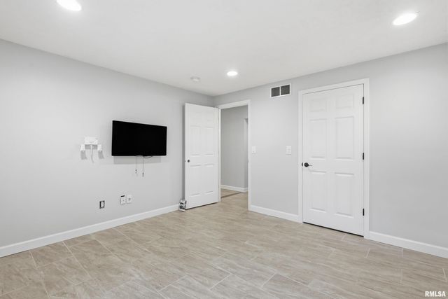 5767 EVERGREEN Place, Bettendorf, IA 52722