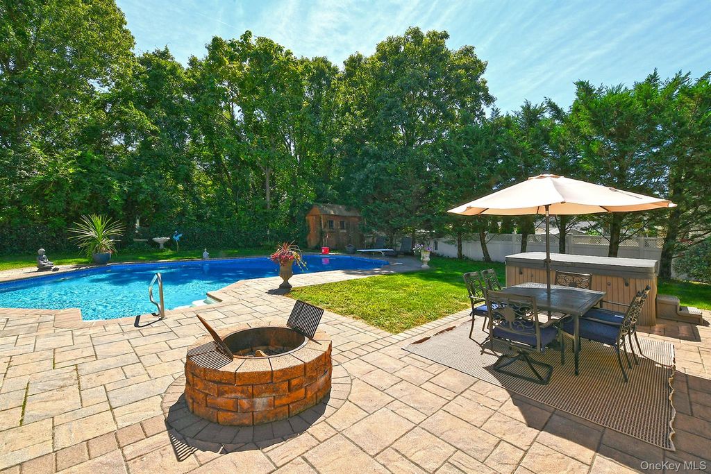 21 Campo Avenue, Selden, NY 11784 — photo 3