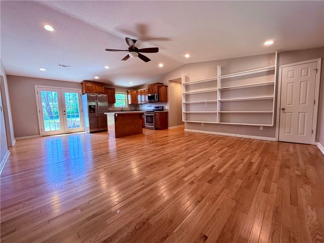 108 SE 13th Street, Bentonville, AR 72712