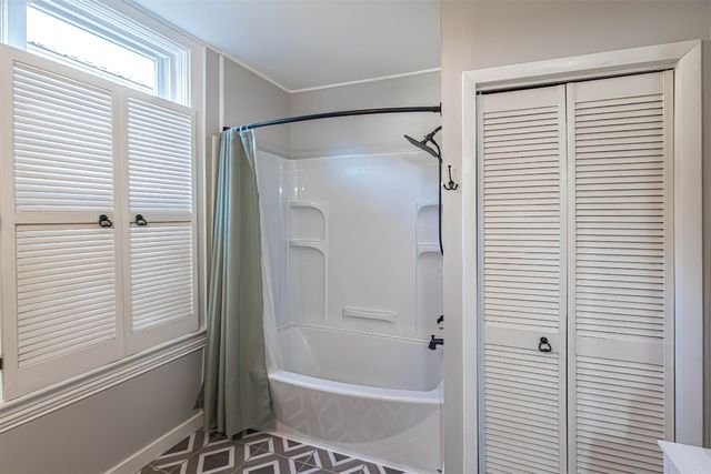 2124 PLUM Street, Erie, PA 16502