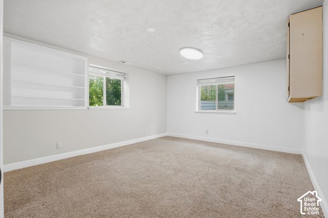 46 E WHITAKER CIR, Kaysville, UT 84037